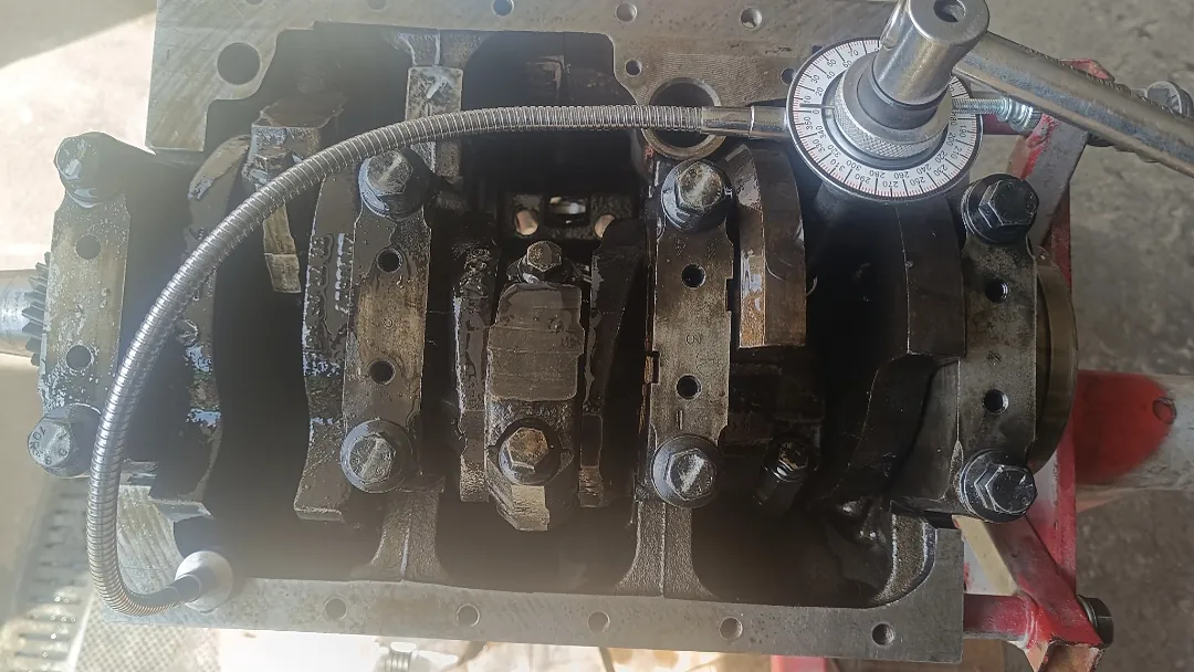 Misurazione tecnica di un motore durante la riparazione